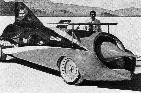 Конструктор А. Арфонс рядом со своим детищем — машиной «Грин Монстер».