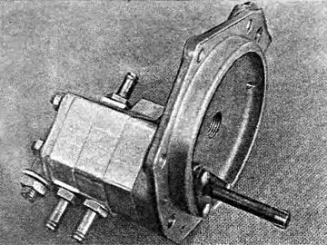 Масляный трехсекционный насос, установленный в передней части картера, приводился торсионным валико