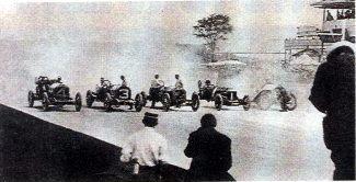 30 мая 1911 года. Старт первых гонок "Инди-500". Слева направо - американские автомобили "Нэшнл", "