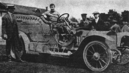 Петербуржец Н.Галль (сидит за рулем) выступал в ралли 1910 года на "Руссо-Балте С24-30", но до фини