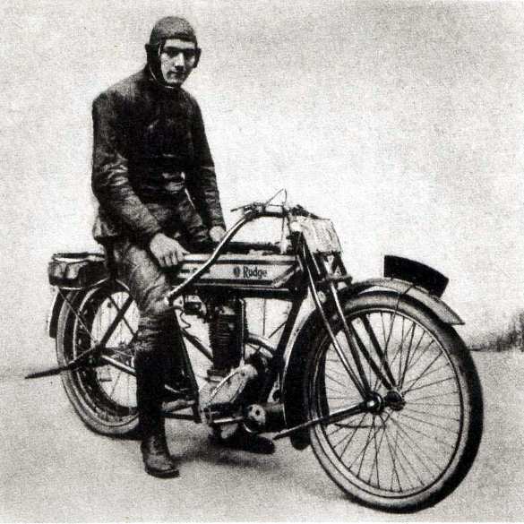 Борис Кремлев на мотоцикле Рудж-Витворт.