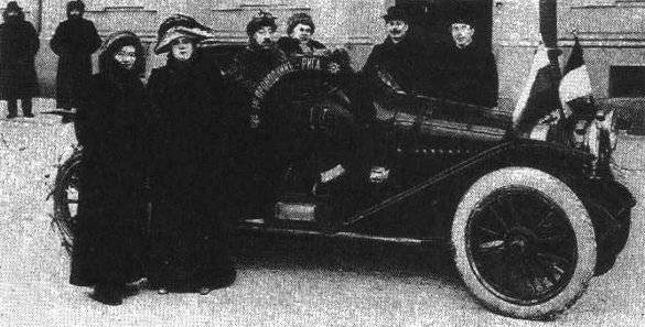 Перед стартом в Петербурге 13 января 1912 года. За рулем На­гель, рядом — Михайлов. У заднего колес