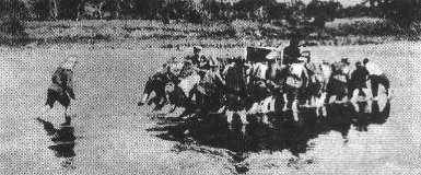 Преодолеть дороги Маньчжурии, превратившиеся в громадное болото, участникам помогали русские солдат