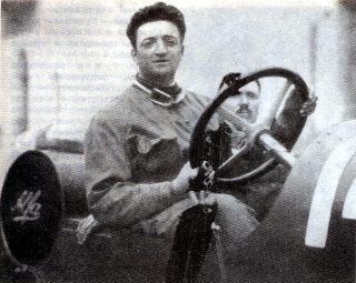 С 1920 года Энцо Феррари стал членом заводской команды "Alfa-Romeo"