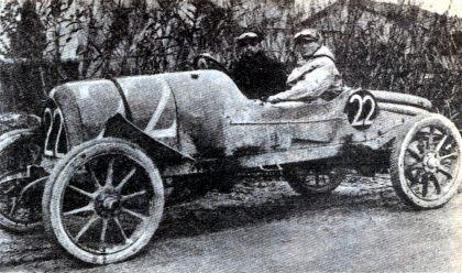 Энцо Феррари за рулем КМН. На этом автомобиле в 1919 году начиналась гоночная карьера "коммендаторе