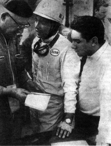 Рикардо (в центре) и Педро внимательно слушают советы механика команды.