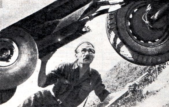 Виталий Андреевич контролирует трехоску ГАЗ-21 в испытательном пробеге 1937 года.