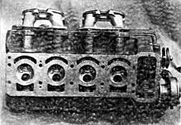 Вид снизу на головку двигателя: два клапана и две 10-мм свечи на цилиндр. Бросаются в глаза широкие