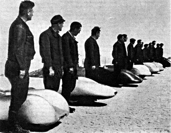 Перед началом рекордных заездов в Кум-Даге (Туркмения) в 1959 году. Слева направо: Э. Лорент с меха