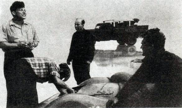 Мастера высоких скоростей на Баскунчаке в 1963 году. Слева направо: москвич Илья Тихомиров (311 км/
