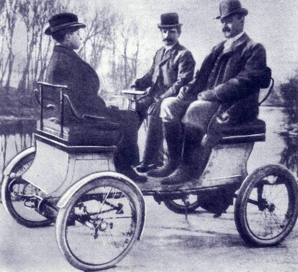 За рулем первого «Де Диона» с бензиновым мотором — инженер Жорж Бутон. Справа — граф Альбер.
