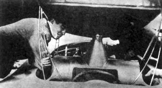 Роземайер (слева) впервые осматривает рекордный автомобиль.