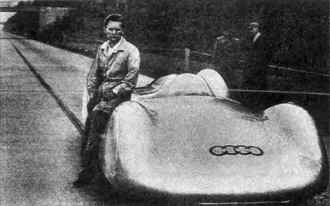 Идет подготовка к рекордным заездам осенью 1937 года. Позирует фотографу один из механиков команды 
