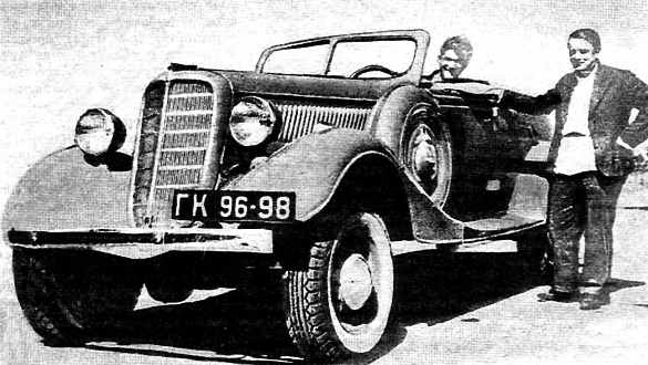 Опытный образец полноприводного легкового автомобиля ГАЗ-61-40 1939 года. За рулем — Грачев, рядом 